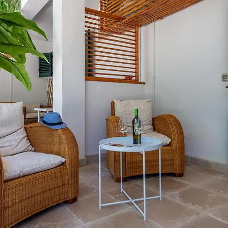 Zudrea Alimini's Lakes - Happy Apartment